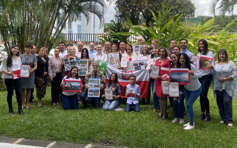 ¡Celebrando el fin del curso de Idioma y Cultura de Polonia en la Embajada! 🎉🇵🇱